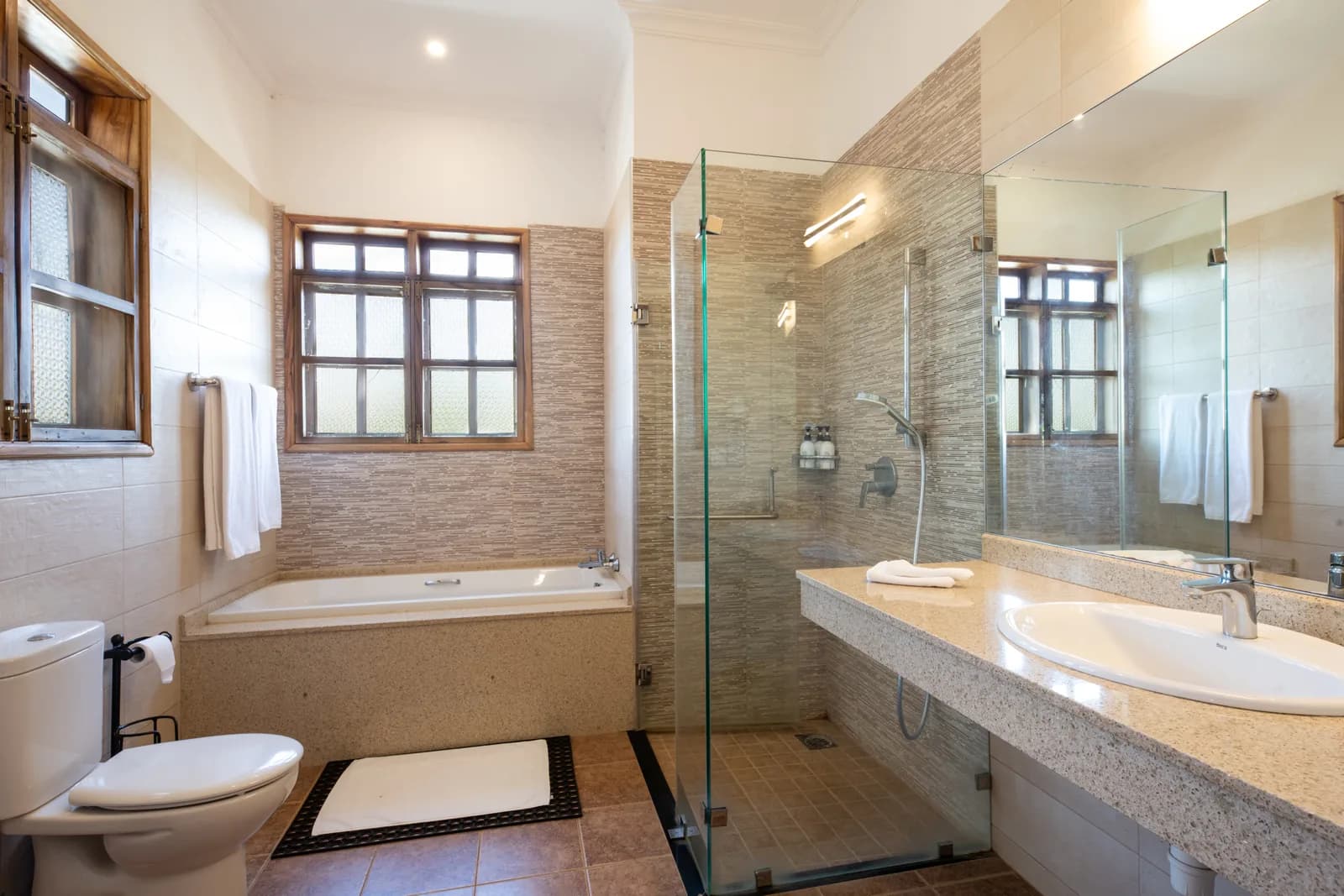 Bathroom with a bathtub, glass shower and a washbasin
